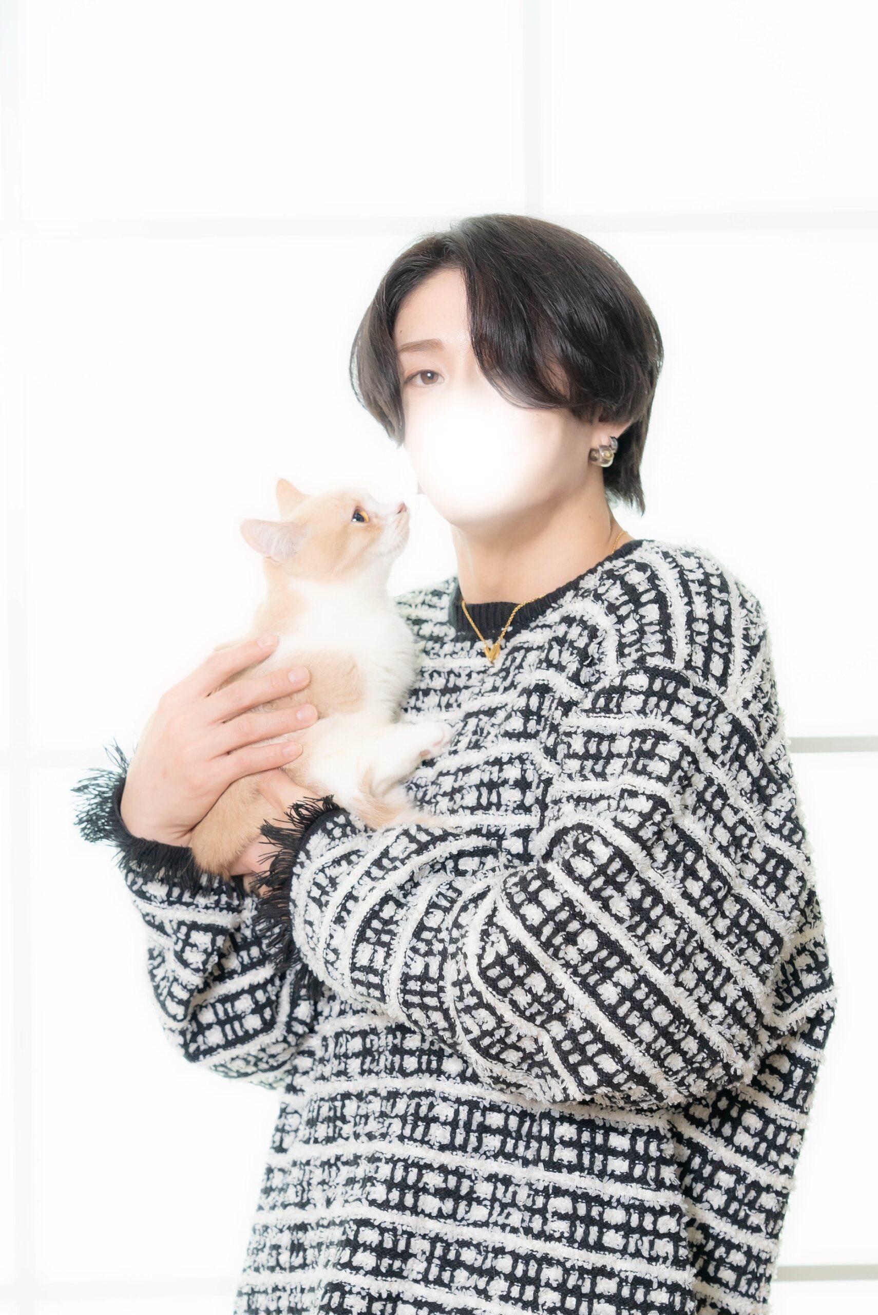 【人間の子猫ちゃんvs本物の猫】